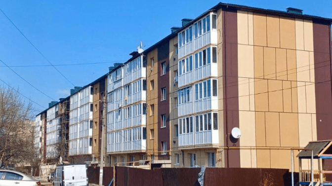 На Київщині відбудовують пошкоджений росіянами будинок