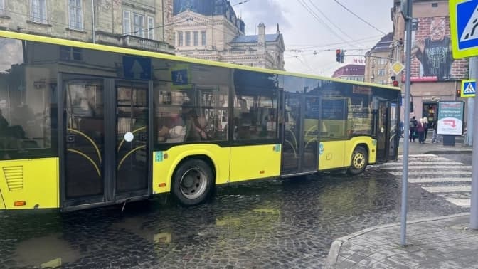 Чи перейде Львів повністю на автобуси великої місткості та як курсуватимуть потяги за новим часом. Підсумки доби