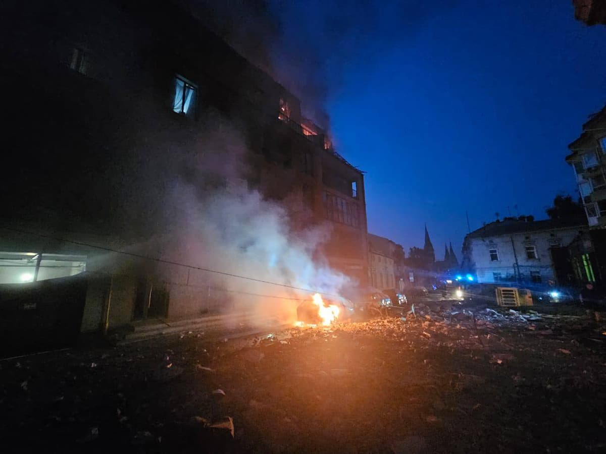 Внаслідок удару у Львові загоряння будинків. Є постраждалі