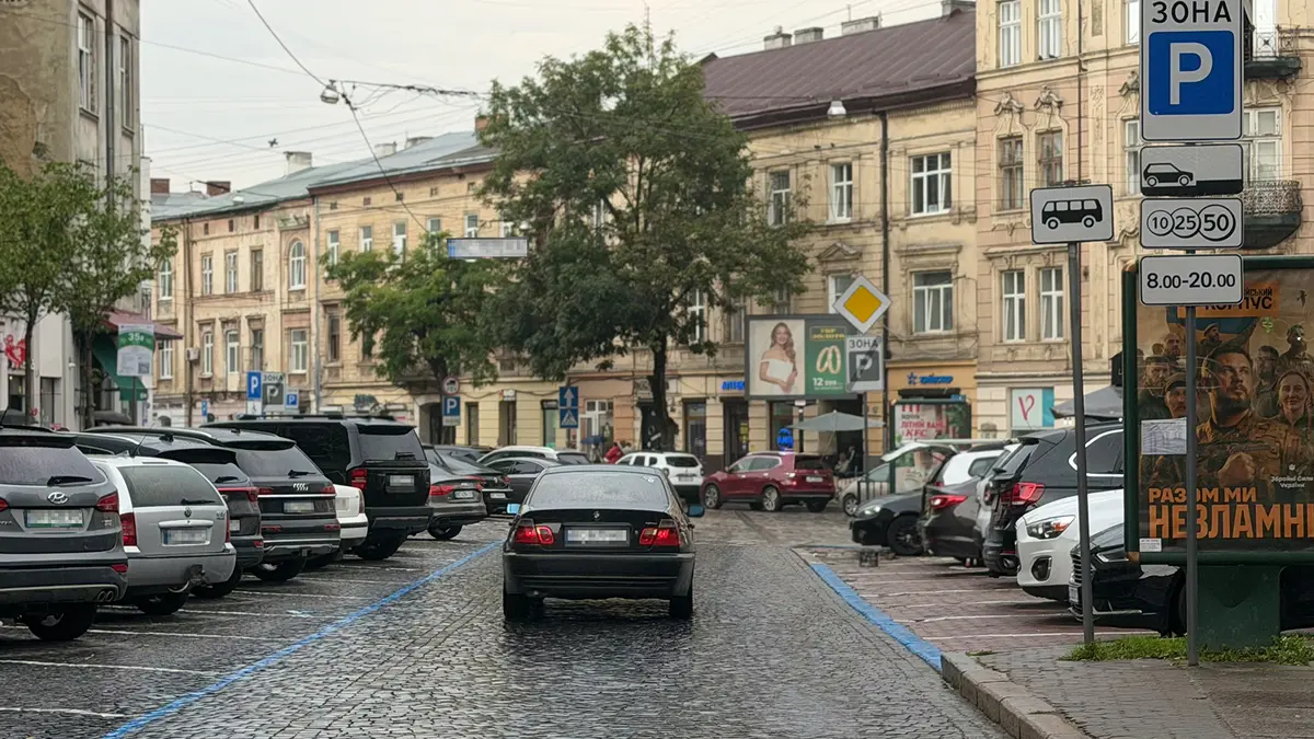 Новий паркувальний майданчик на вул. Шпитальній / фото: ЛМР