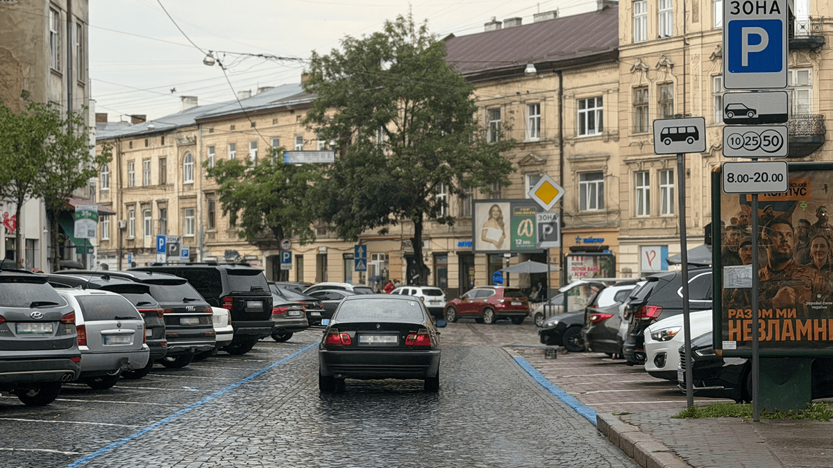Новий паркувальний майданчик на вул. Шпитальній / фото: ЛМР