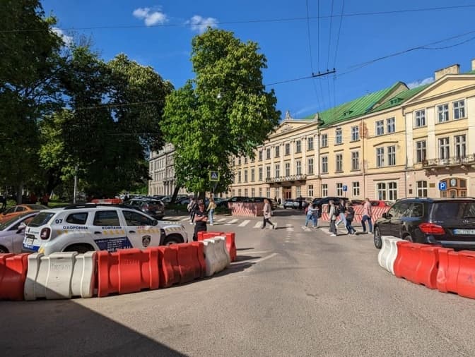Львів'яни просять відкрити для руху ділянку біля Львівської обласної ради