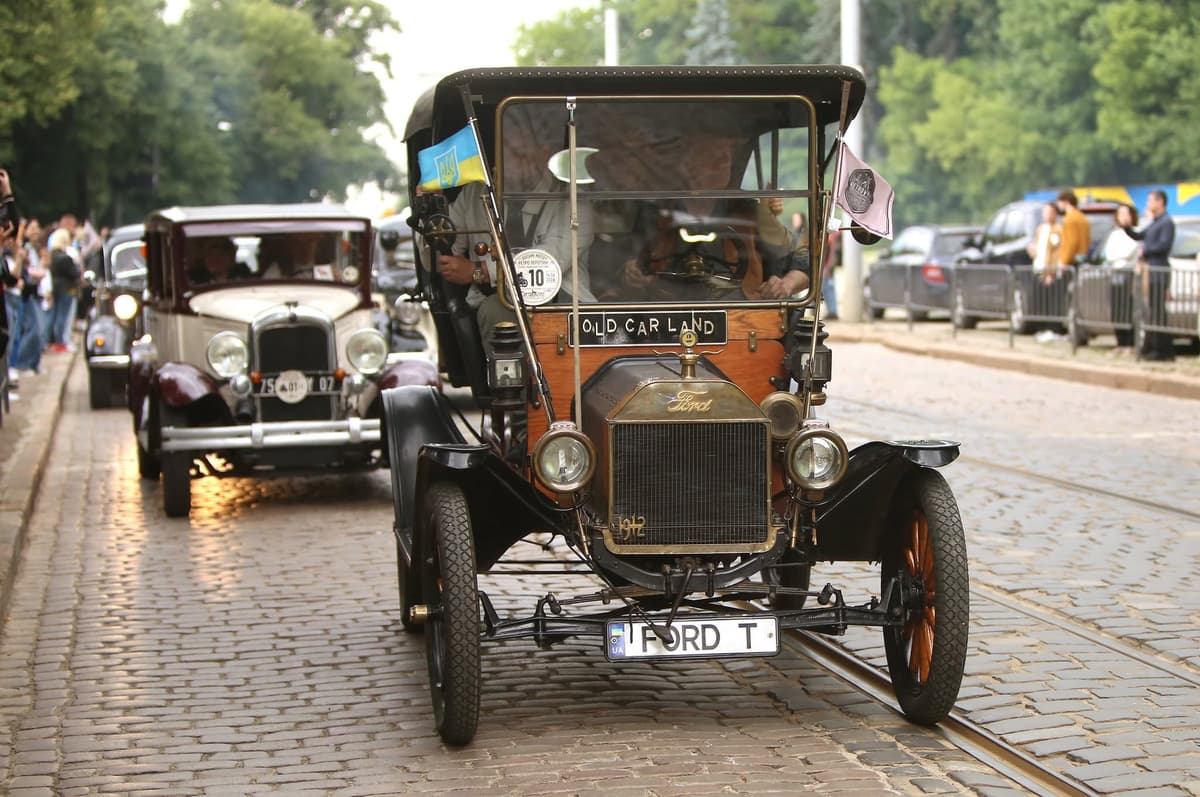 Атмосфера 30-х років, ретро-авто та допомога ЗСУ: як у Львові пройшов легендарний заїзд "Львівським трикутником"