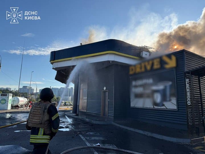 Масована атака дронів на Київ: постраждали вісім людей, є влучання в АЗС, склади та нежитлові будівлі