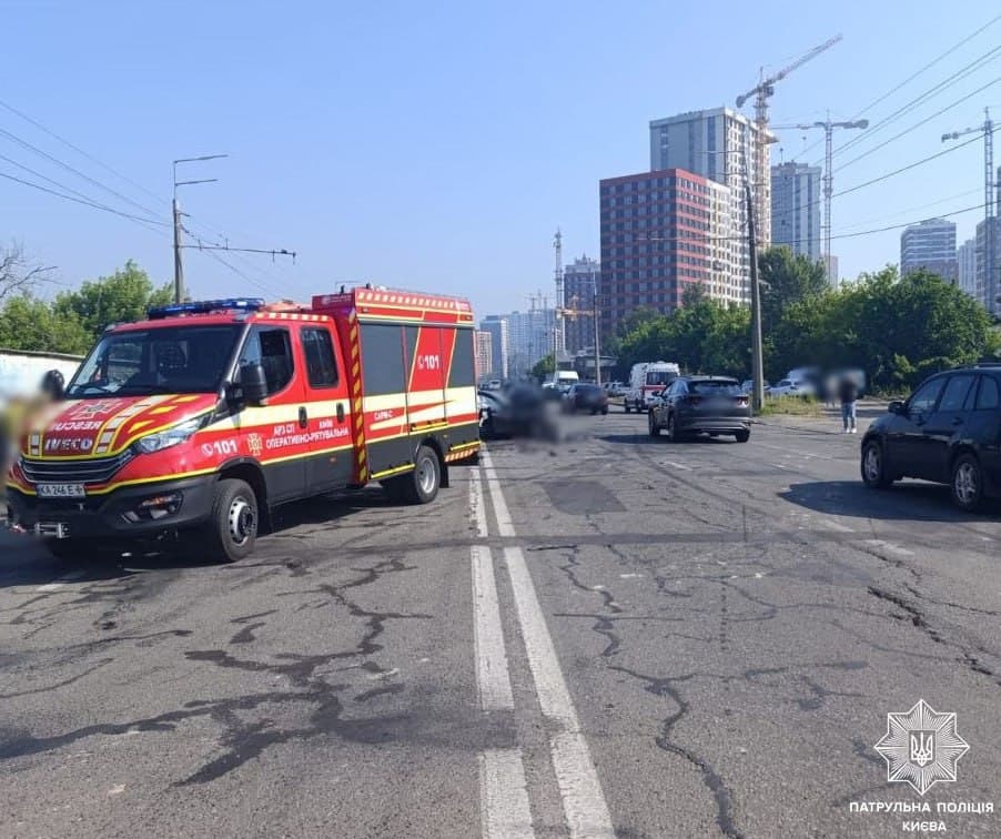 У Києві на вулиці Виговського сталася масштабна ДТП: рух ускладнено в обох напрямках