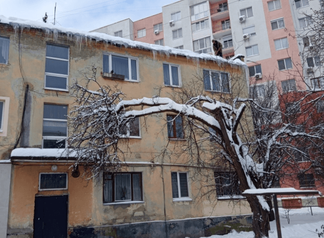 Бурулі на будинку / Фото: Шевченківська РА