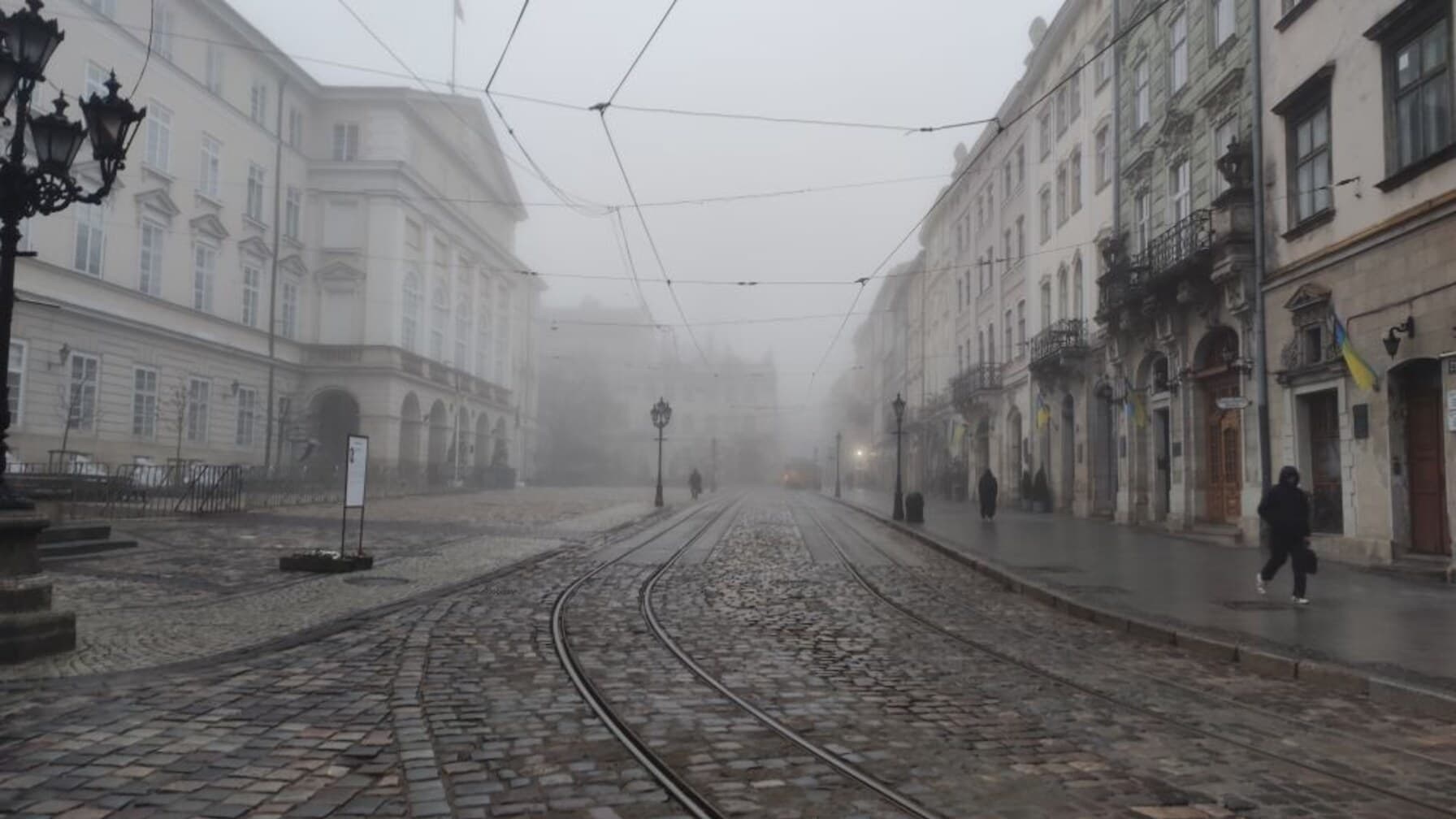 Густий туман на площі Ринок у Львові / фото: ЛМР
