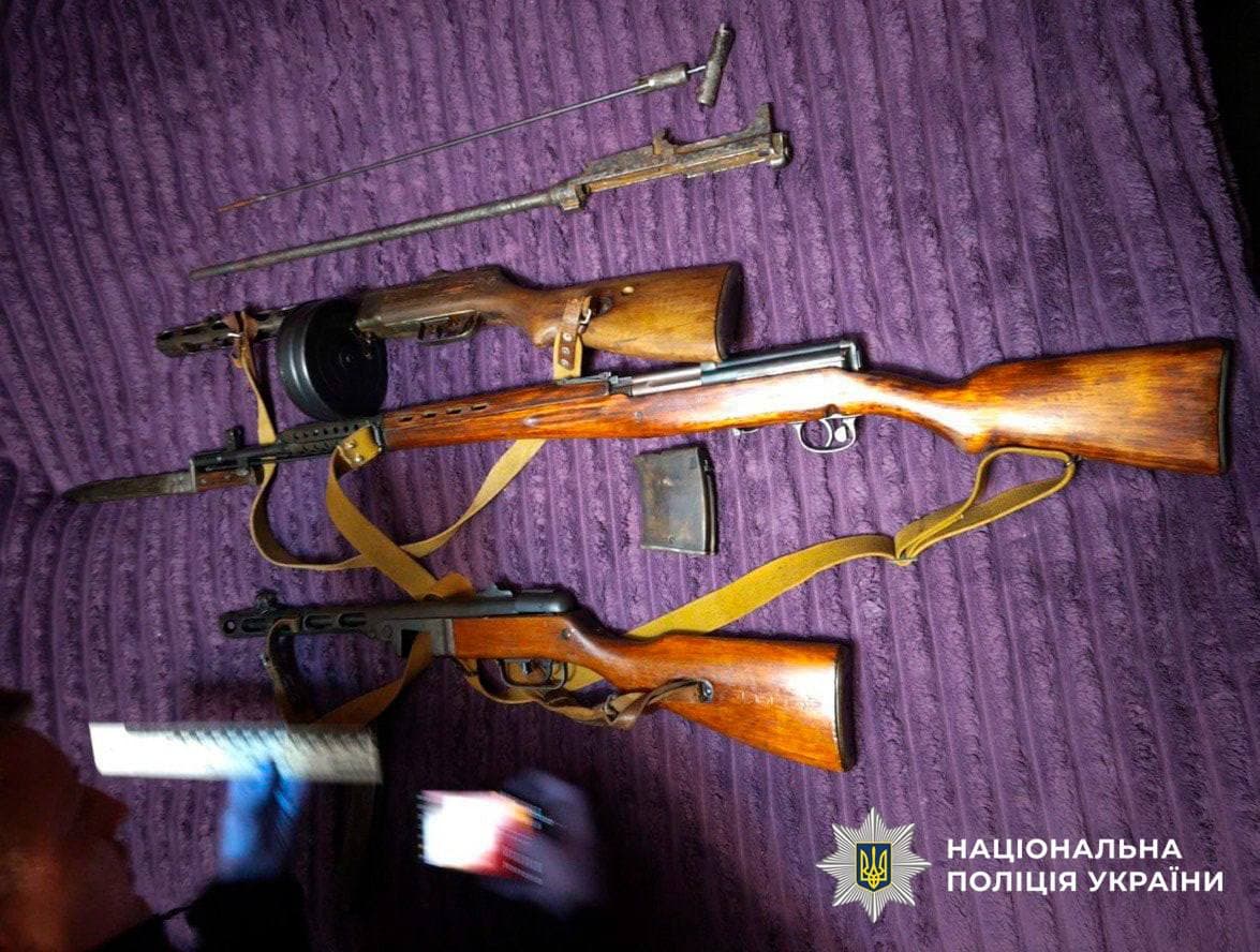 У Києві затримали торговця трофейною зброєю: ділок відправляв вогнепальний товар поштою