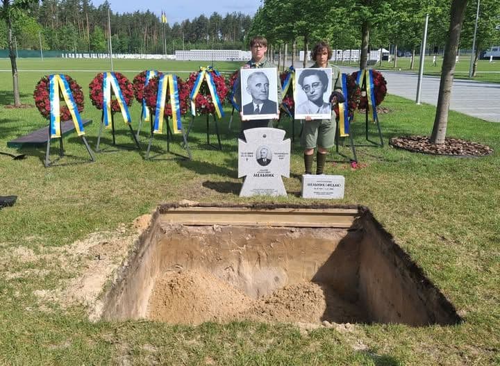 Перепоховання праху Андрія та Софії Мельників. Фото: ОП