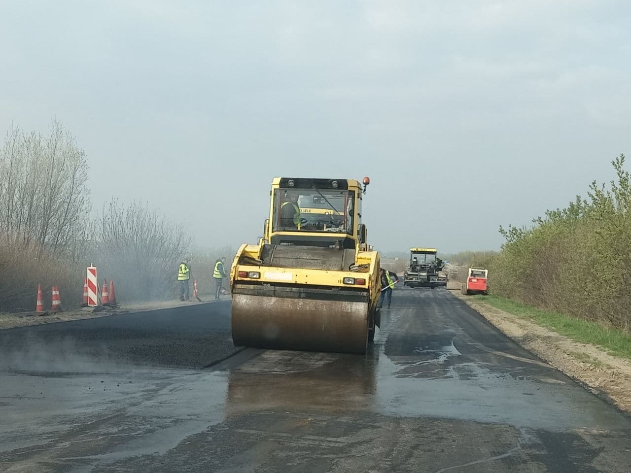 У процесі ремонту дорожники зрізали пошкоджений шар асфальтобетонного покриття та влаштували новий.