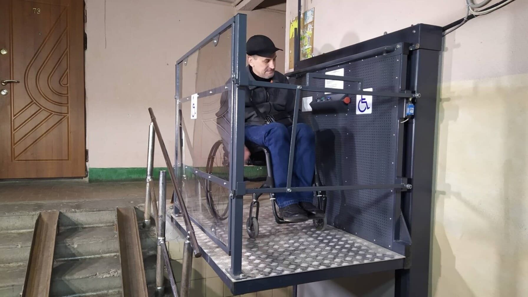 У Львові продовжують встановлювати елементи доступності — пандуси та підйомники у будинках, де проживають особи з інвалідністю у кріслах колісних та особи з інвалідністю з порушенням зору 1-ї групи / фото ЛМР.