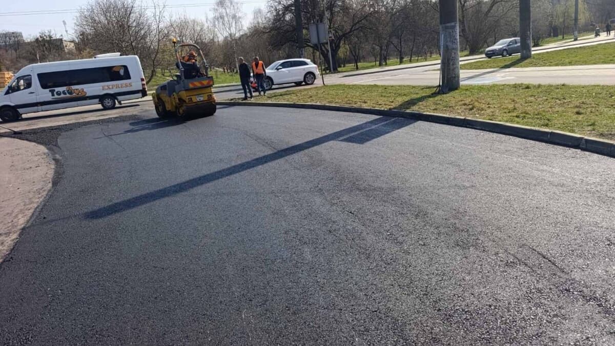 На Патона оновлюють дорогу: водіїв попереджають про можливі ускладнення руху