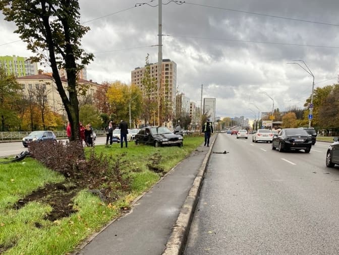 У Києві водій автомобіля на смерть збив комунальника на зеленій зоні