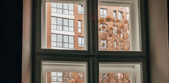 На вулиці Олени Степанівни відреставрували історичне вікно