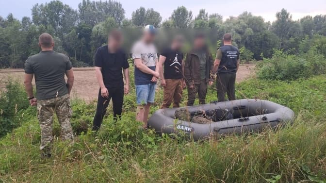 Три мешканці Львівщини намагалися переплисти Тису на надувному човні