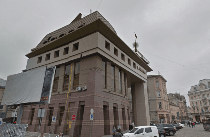 Будинок на площі Міцкевича у Львові виставили на продаж за 266 млн грн