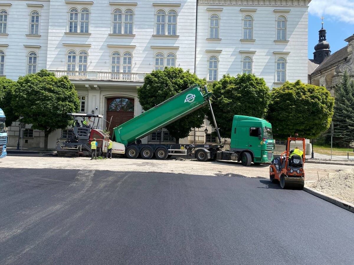 На Винниченка завершують нижній шар асфальту/Фото: ЛМР