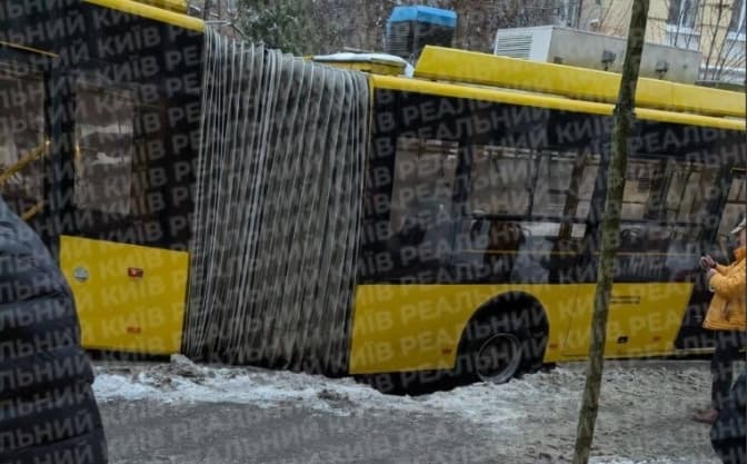 У центрі Києва перекрили рух на Софіївській через провал асфальту: тролейбус застряг у ямі