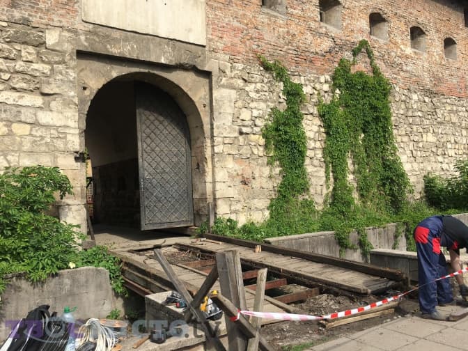 Фото дня: у Львові почали ремонт моста в Глинянській брамі