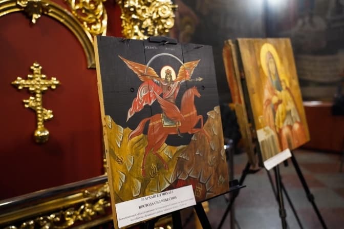 У Михайлівському соборі відкрили виставку ікон на ящиках з-під набоїв