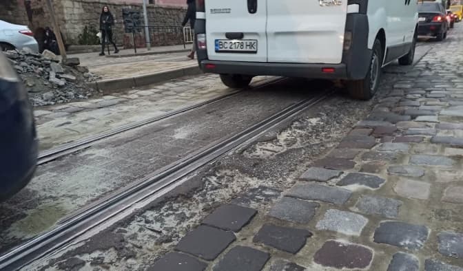 У Львові відремонтують ділянки на вулиці Підвальній, де розкришилися трамвайні плити