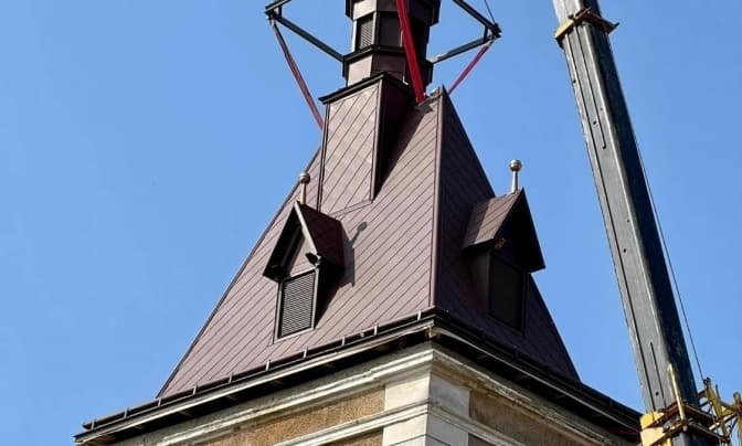 У місті на Львівщині відновили вежу ратуші, яка загорілася під час пожежі