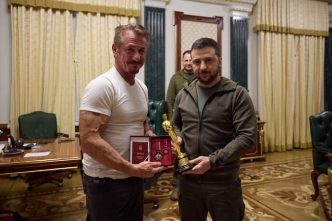 Актор Шон Пенн відвідав Київ, і залишив свій «Оскар» до перемоги