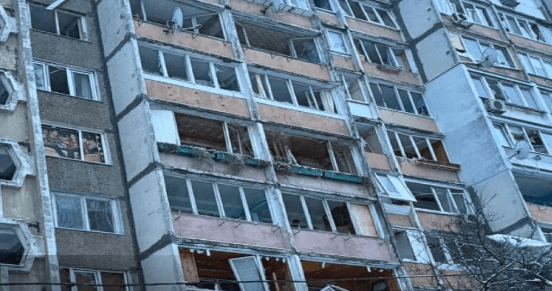 У Солом’янському районі Києва уламки БпЛА пошкодили будинки та дитсадок: відкрито штаб допомоги постраждалим