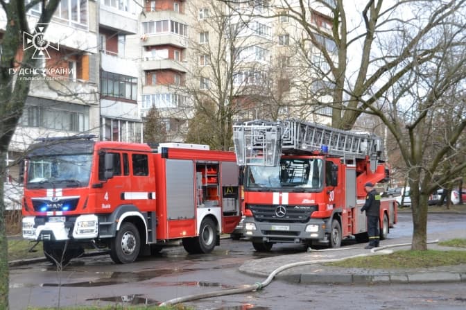 Вогнеборці врятували 12 людей під час пожежі у львівській багатоповерхівці