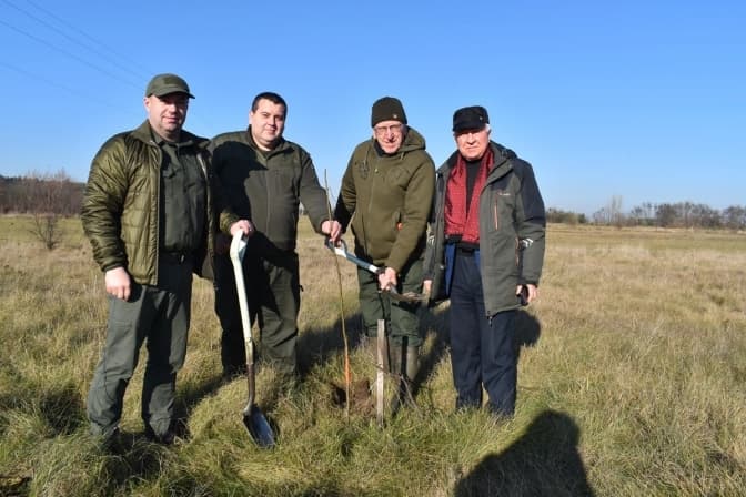 На Львівщині поновили новими деревами алею Героїв України, яка має протяжність 17,5 км