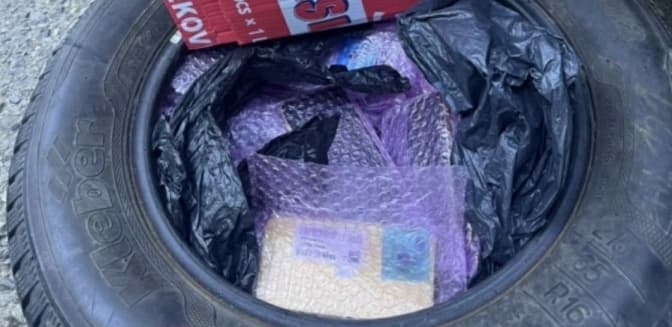 У «Шегинях» водій намагався провезти 188 iPhone у колесі мікроавтобуса