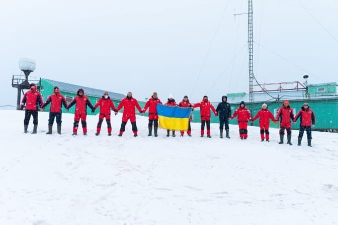 На честь Дня Соборності українські полярники в Антарктиді створили живий ланцюг єдності