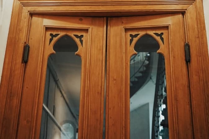 Біля парку культури відреставрували історичні двері будинку. Фото до і після