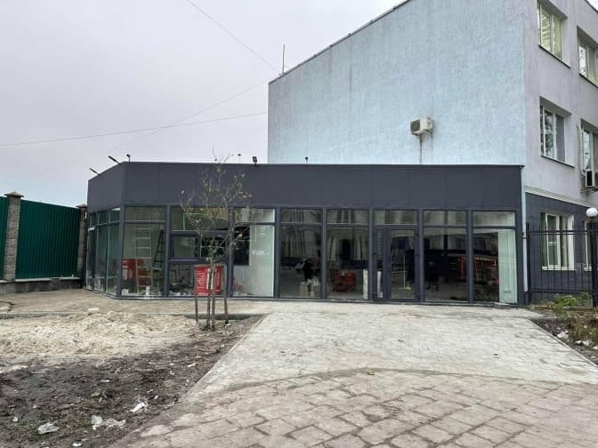 На площі Двірцевій у Львові демонтують незаконну споруду