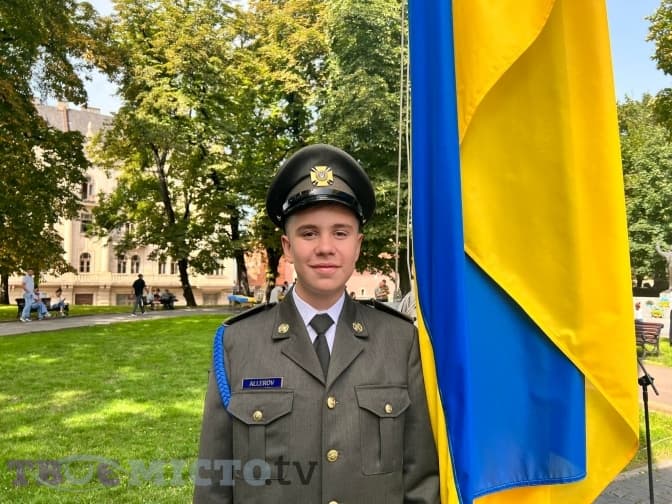 У Львові державний прапор підняв син загиблого захисника. Фото, відео
