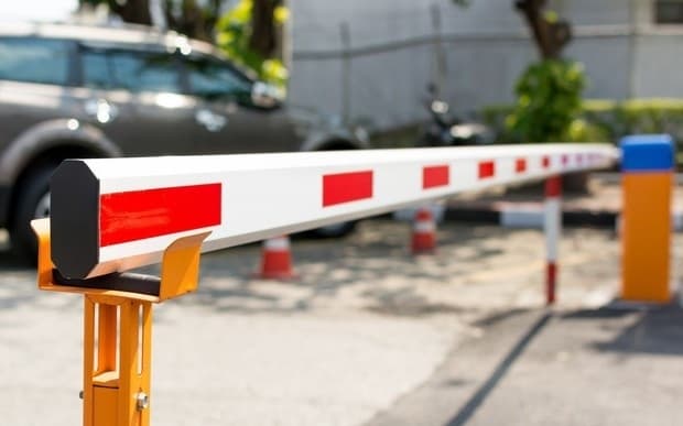 П'яний водій на швидкості протаранив шлагбаум у центрі Львова і скоїв ще одну ДТП