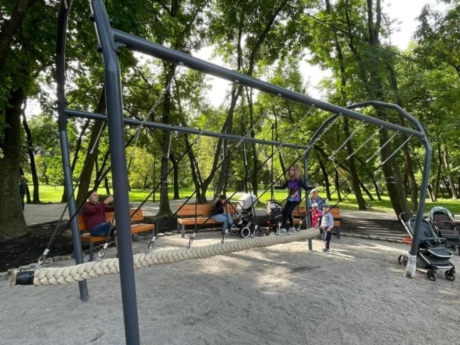 У Львові облаштували дитячий простір з музичною зоною, гірками та канатами