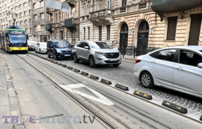 На вулиці Івана Франка поновили делініатори. Як змінився рух