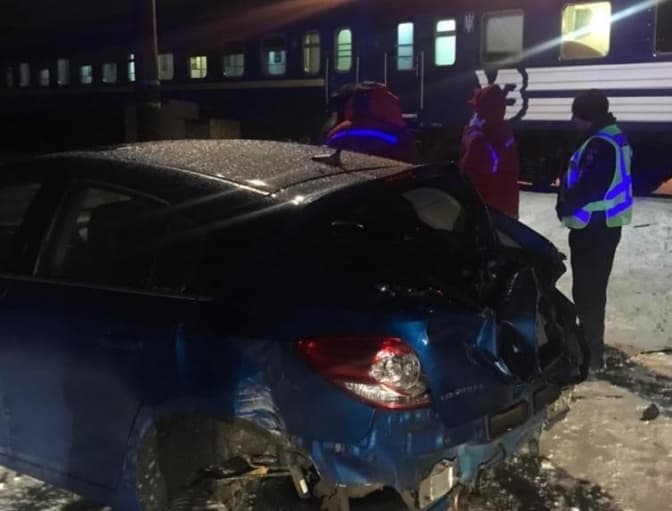 Поблизу Львова на переїзді зіткнулися потяг і автомобіль