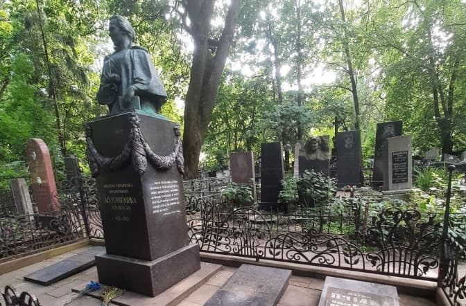 У Києві на Байковому кладовищі на пам’ятнику Лесі Українки прикрили напис з пропагандистської газети СРСР