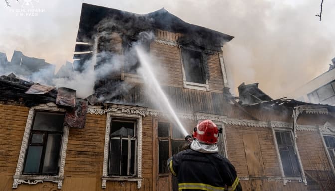 У Пущі-Водиці на Київщині вдруге підпали столітню дерев’яну садибу