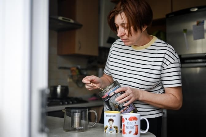 Листівки та горнятка зі Львова. Як родина з Лисичанська заснувала сувенірну майстерню