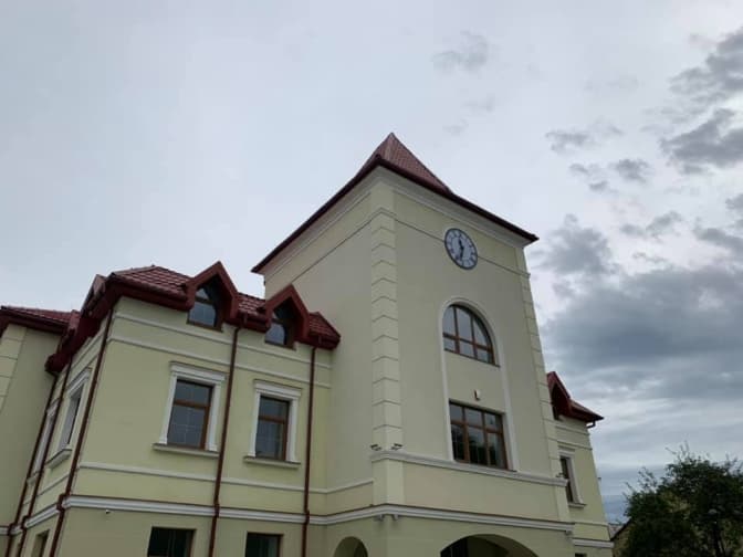 У Пустомитах за 31 рік існування міста вперше з'явилася ратуша із годинником. Фото