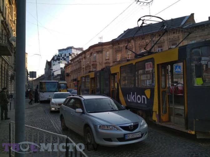 Ситуація на дорогах Львова: дві ДТП і заблокована вулиця Франка. Фото