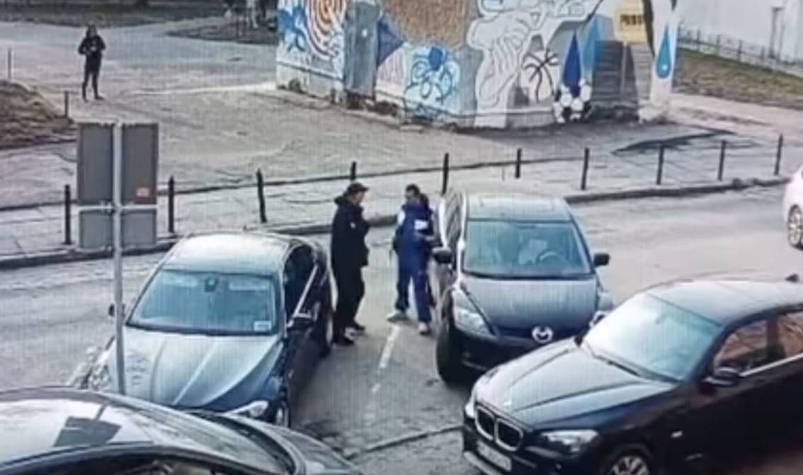 «Завдав ударів у голову та спину». У Львові п'яний чоловік напав на інспектора з паркування