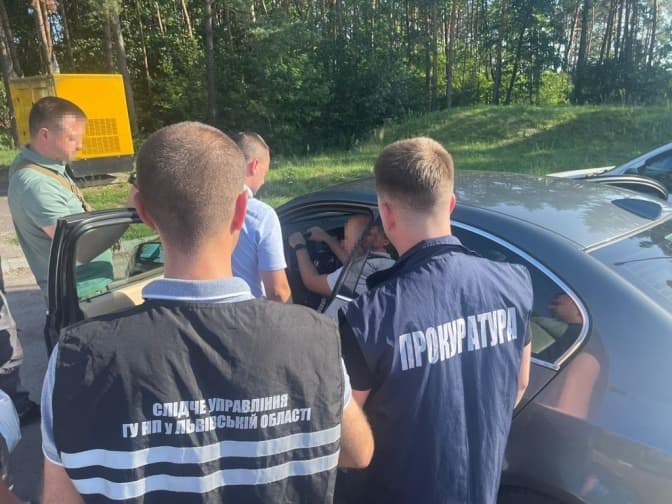 Львівські поліцейські затримали чоловіка, що допомагав ухилянту перетнути кордон нібито на навчання