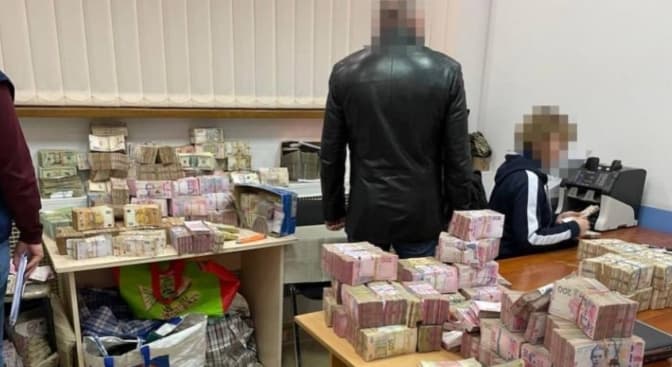 Львівські правоохоронці під час обшуку обмінників вилучили понад 152 млн грн