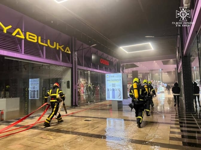 У Києві в торговому центрі сталася пожежа, евакуювали 200 осіб