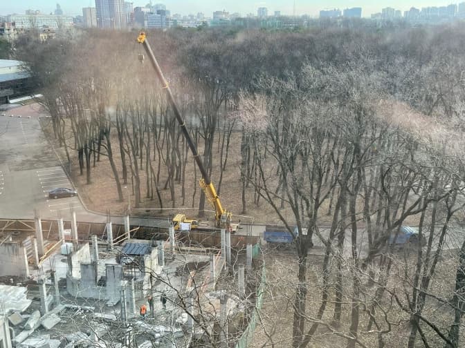 В Києві незаконно забудовують парк Пушкіна