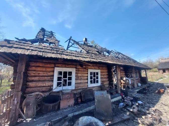 На Львівщині згорів унікальний музей «Карпатська хата»